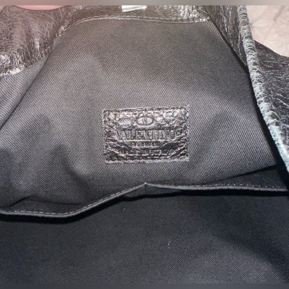 Valentino Garavani Black Cracked Leather Rockstud Turnlock Open Top Shopper Tote - Picture 5 of 7